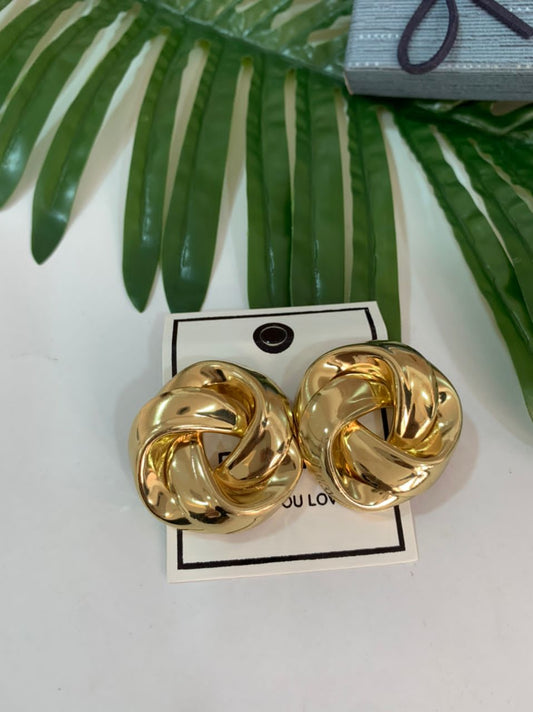 Gold round earrings