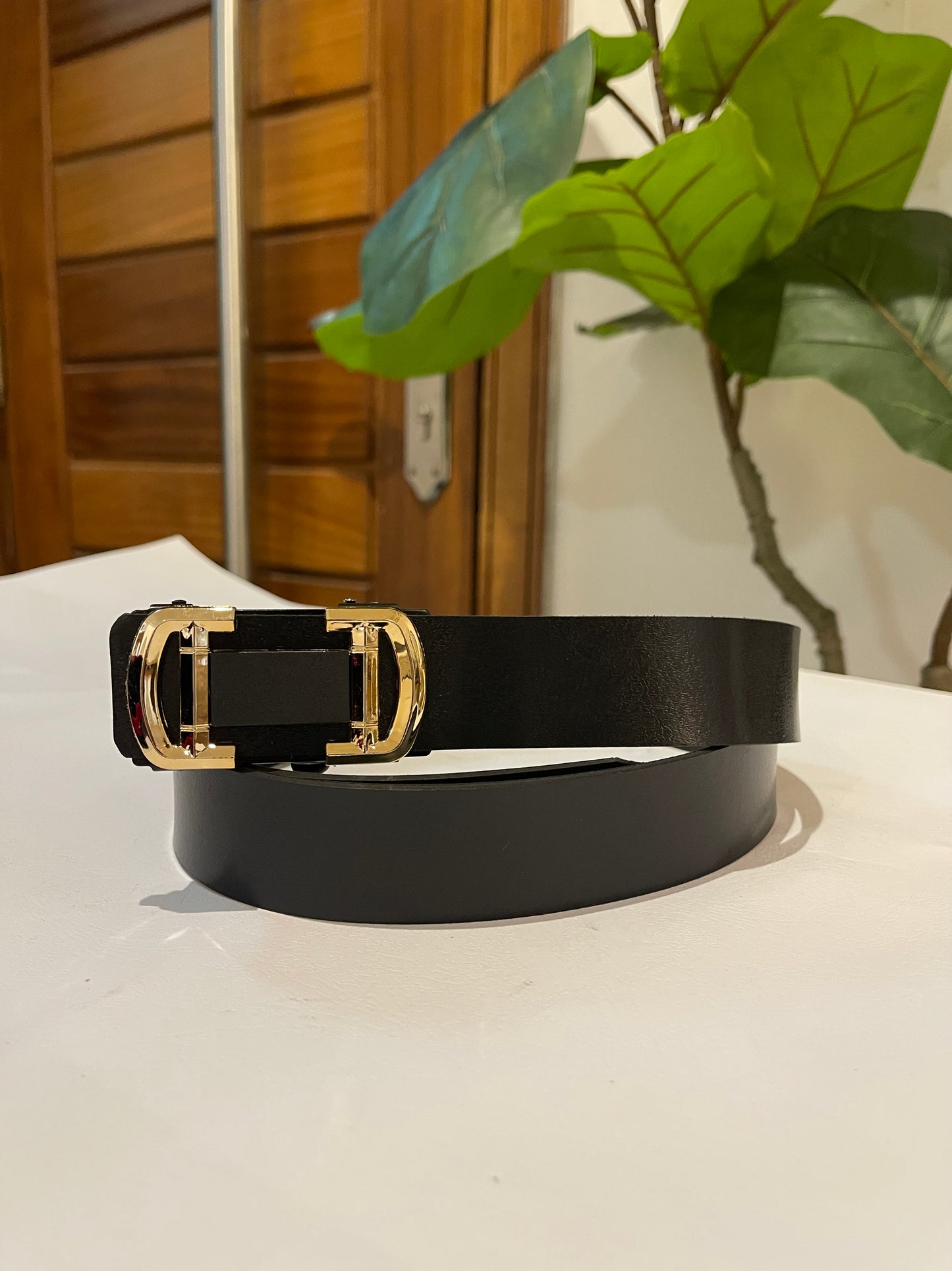 Black and gold leather belt (8-16)